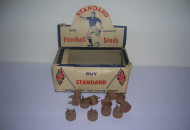 Scatola 1920-30 con tacchetti in cuoio per scarpe da calcio